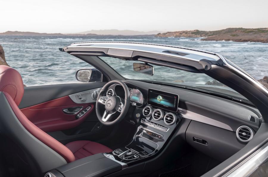 Интерьер Mercedes-Benz C300 Avantgarde Cabriolet (A205) 2018 года  (WW) (фото 20 из 30)